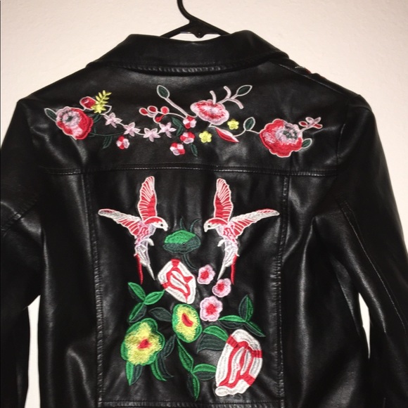 Detailed leather jacket. - Picture 2 of 5
